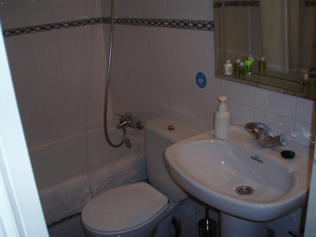 Hostal Castilla Madrid Exterior photo