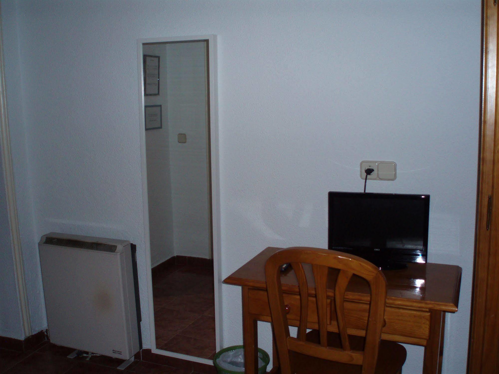 Hostal Castilla Madrid Exterior photo