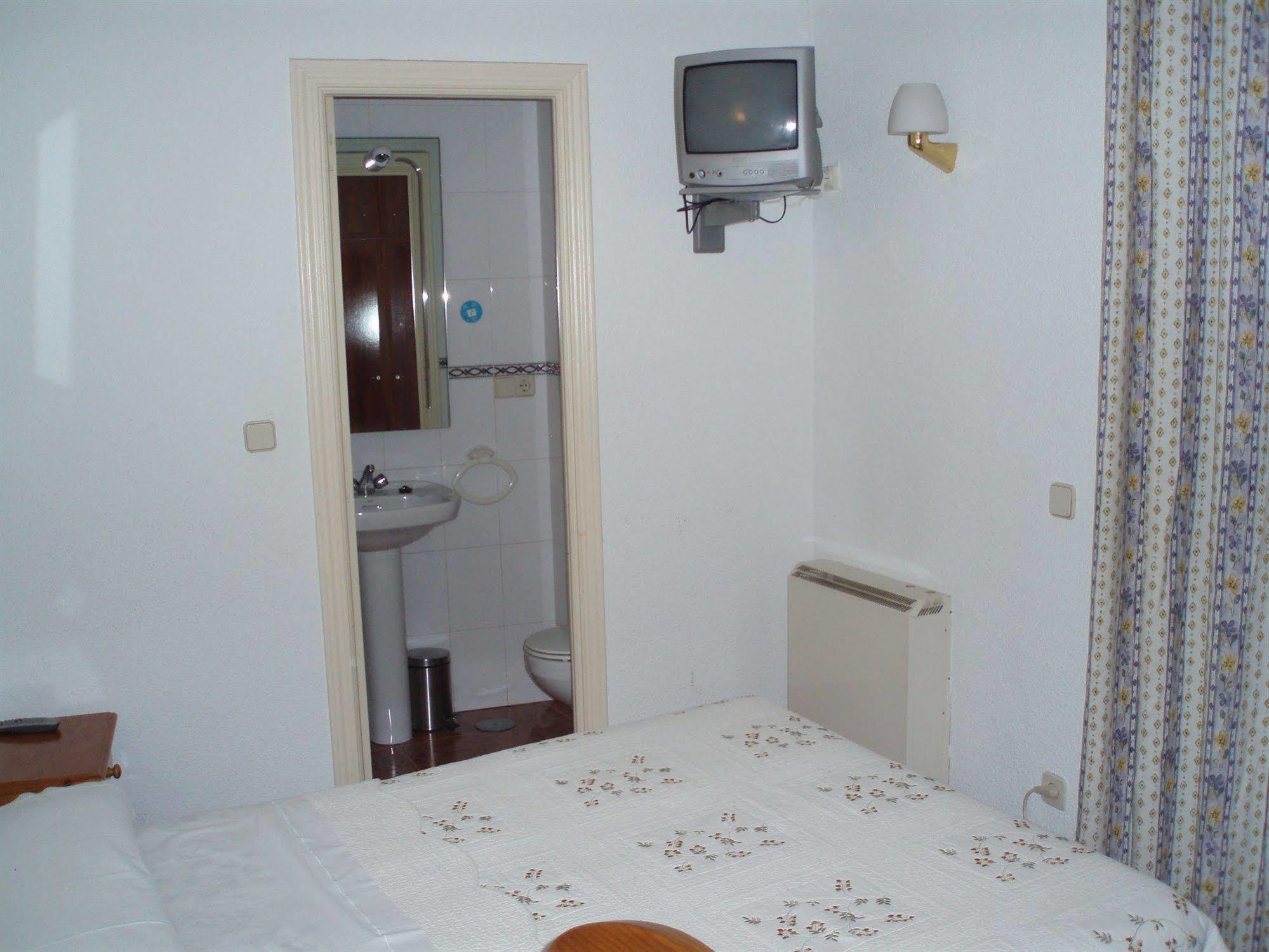 Hostal Castilla Madrid Exterior photo